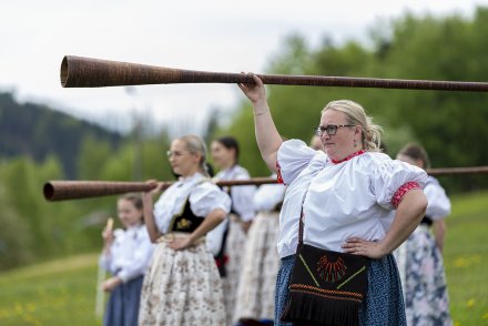 Wiślański Wygón Łowiec gra na trombicie